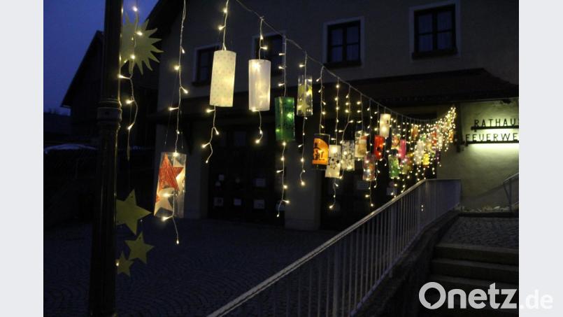 Der Aufgang zum Rathaus wird durch bunte Weihnachtslaternen beleuchtet. Bild: soj