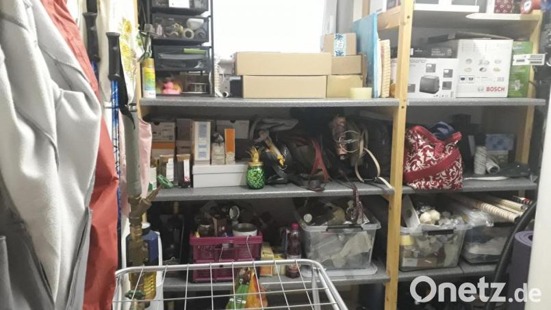 Jahrelang stopfte unsere OTon-Kolumnistin Lena Schulze nur alles in ihre Abstell-Wäsche-Speisekammer hinein. Jetzt ging es ans aufräumen und aussortieren. Bild: szl