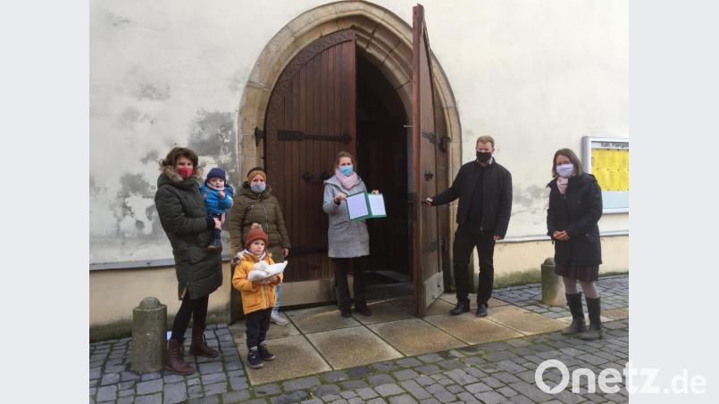 Zum Familienadvent laden Stadtpfarrer Thomas Kraus und die Mitglieder des Arbeitskreises Familiengottesdienst, Karin Sächerl, Katharina Lippert, Renate Pressler und Kathrin Karban-Völkl (von links) ein. Bild: Karban-Völkl/exb