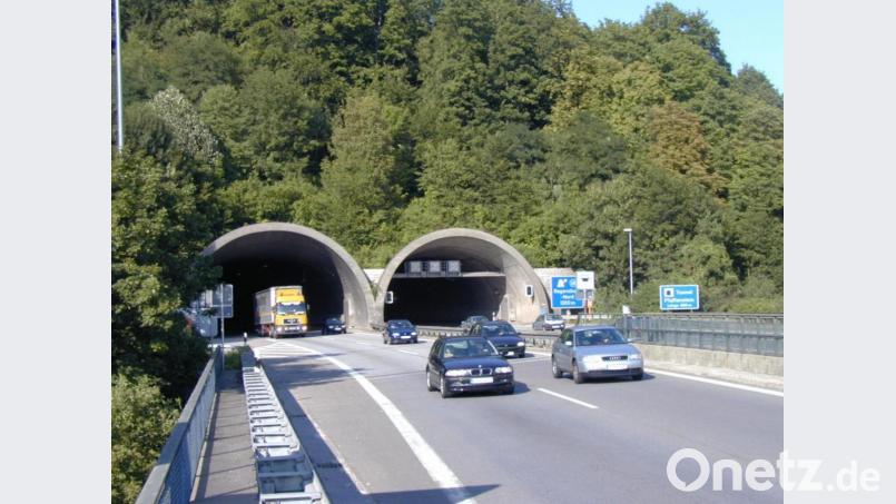 Bekommt der Pfaffensteiner Tunnel bei Regensburg bald eine dritte Röhre? So ließe sich während der Sanierung unnötiger Stau vermeiden. Archivbild: Klewitz