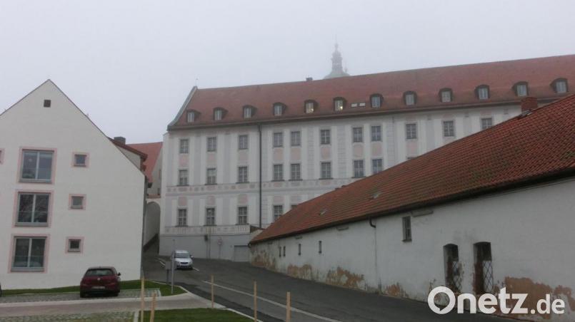 Stück für Stück putzt sich das Kloster Waldsassen heraus. Nun gibt es vier Millionen Euro Bundesfördermittel. Rechts steht noch die alte Hausmeisterwerkstatt, die nach dem Winter abgebrochen wird. Bild: kgg