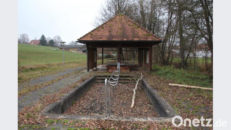 Der Therapiepfad beim früheren Badehaus Maiersreuth soll im nächsten Jahr revitalisiert werden. Im Bild der Pavillon und davor ein Tretbecken. Bild: kro
