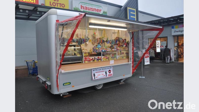 Keine Menschenmengen, keine strahlenden Kindergesichter. Für den Neunburger Schausteller Robert Nübler bleibt heuer nur, seinen Süßigkeiten-Wagen vor der Edeka in Tirschenreuth aufzustellen. Bild: Schirmer, Werner