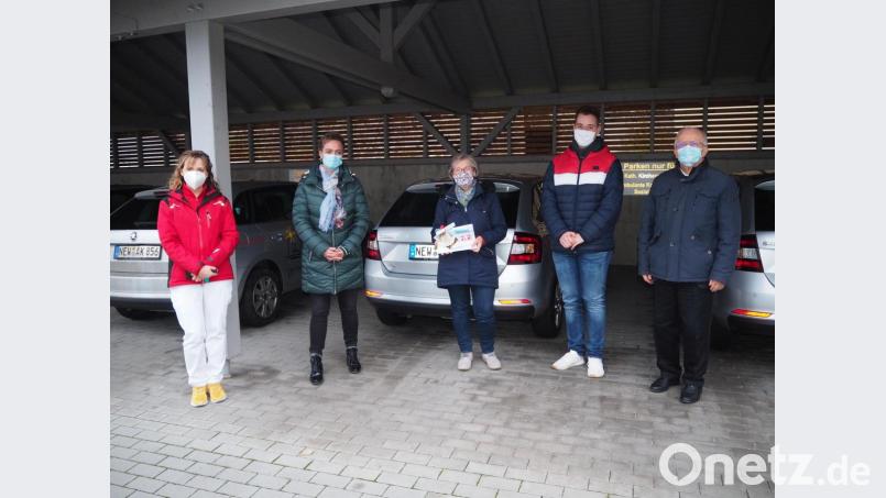 Elisabeth Eiszrich (Mitte) überreicht die Geschenke am Parkplatz der ambulanten Krankenpflege an Annette Scherb (Zweite von links). Pfarrer Josef Häring (von rechts) und Ministrant Alexander Schmid freuten sich über die Aktion. Bild: krb
