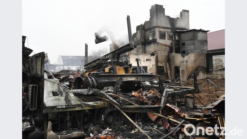 Schwarz-graue Trümmerhaufen prägen das Bild einen Tag nach dem Großbrand in Amberg. Bild: Petra Hartl