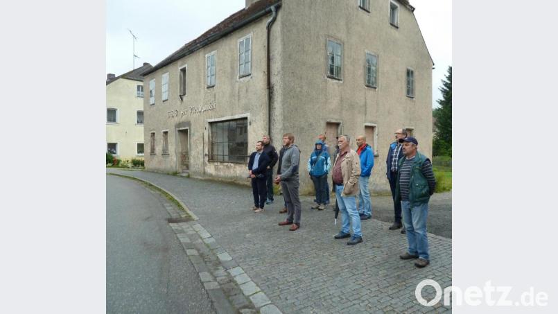 Leerstände gibt es in Schönsee mehrere. Bei der Begehung im Sommer, mit Sebastian Bezold von der Regierung der Oberpfalz (vorne, links), richteten die Stadträte jedoch den Blick auf den neu gestalteten Platz unterhalb der Kirche. Bild: Portner