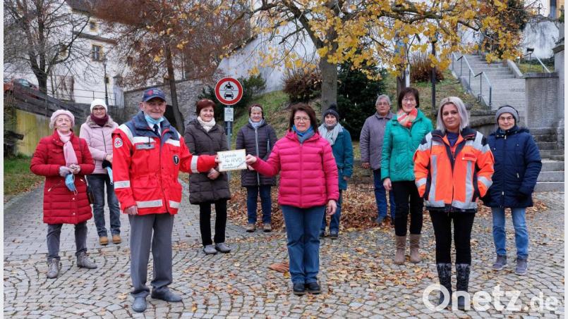 Bereitschaftsleiter Karl-Heinz Dietl (vorne links) und stellvertretende Bereitschaftsleiterin Miriam Maier (vorne rechts) nahmen die Spende von der Sprecherin des Frauenbundes St. Josef, Maria Schlögl, entgegen. Bild: twi