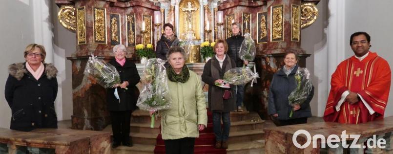 Ehrungen beim Frauenbund Vilseck (vorn, von links): Sprecherin Monika Mrosek, Marianne Lindl und Geistlicher Beirat Pater Robin Xavier; hinten (von links): Sieglinde Einhäupl, Resi Ringer, Stilla Pröls, Hildegard Ringer und Gerda Berger. Bild: rha