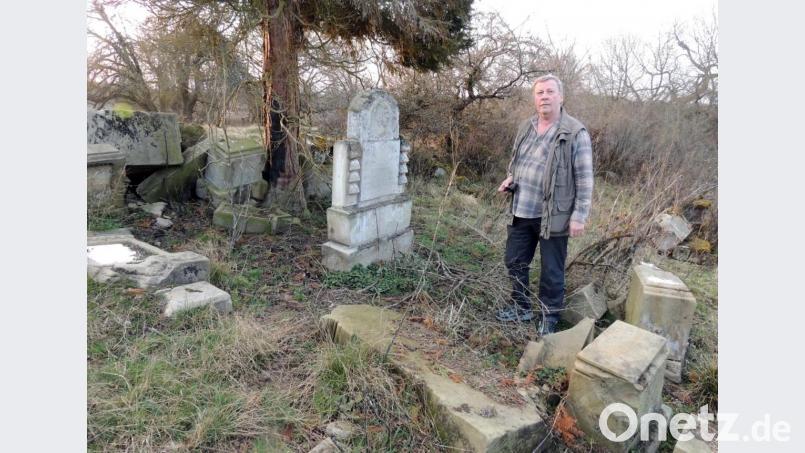 Auf dem verfallen Gottesacker in der Wüstung Pappenberg begab sich der Chronist Hans-Jürgen Kugler auf Spurensuche für seine Häuser- und Familienchronik Pappenberg.
Bild: Gerald Morgenstern Bild: mor