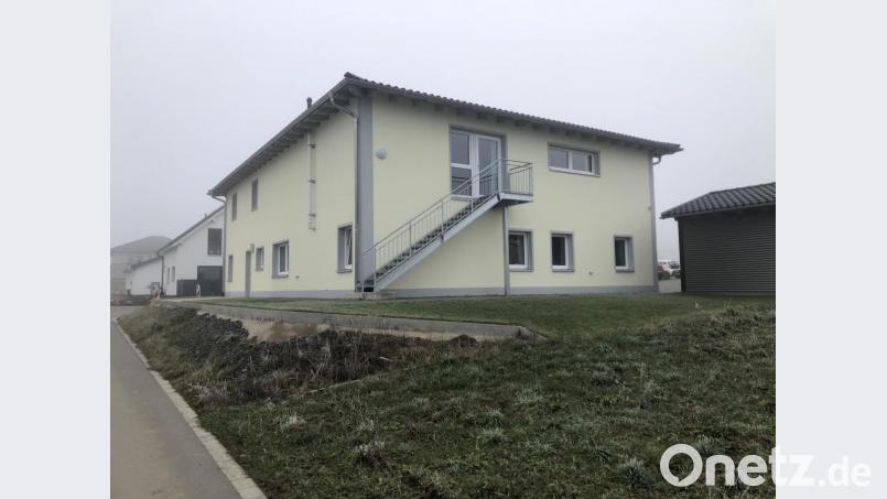 Um die Grünfläche hin zur Straße besser nutzen zu können, würden die beiden Ergotherapeutinnen Stephanie Beierl und Birgit Prem gern das abfallende Gelände auffüllen und eine Stützmauer mit Gartenzaun errichten. Bürgermeister Andreas Wutzlhofer bietet den Antragstellerinnen stattdessen einen Streifen des angrenzenden, freien Grundstücks (im Vordergrund) zum Kauf oder zur Pacht an. Bild: ck