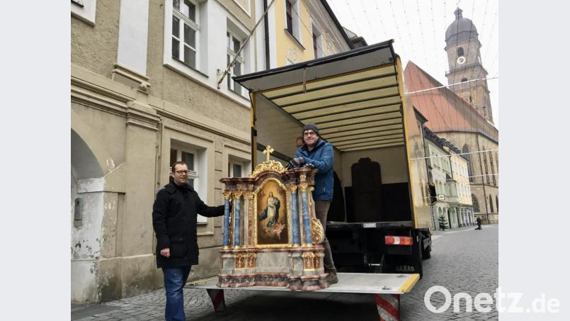 Pfarrer Thomas Helm (links) und Rudi Kohl von der Kirchenverwaltung mit dem Hausaltar. Bild: gri
