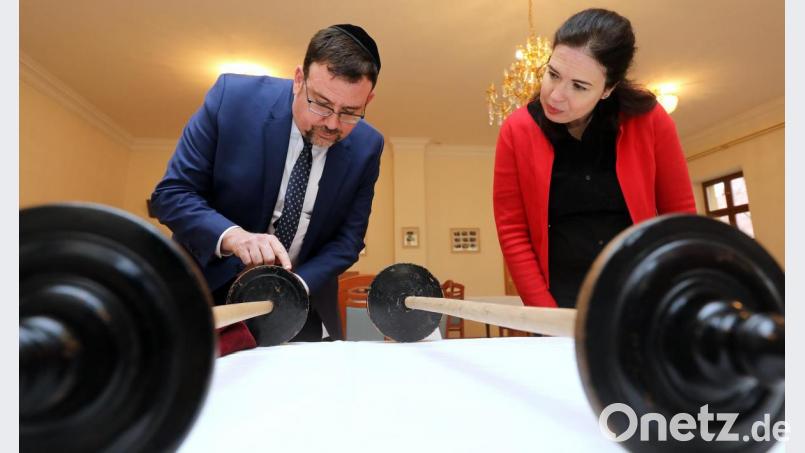 Rabbiner Elias Dray und die israelische Generalkonsulin Sandra Simovich entziffern die hebräische Schrift auf den 228 Jahre alten Spulen für Torarollen. Die hölzernen Rollstäbe sind 60 bis 80 Zentimeter groß, die Torarolle selbst hat eine Länge von 40 bis 42 Meter. Bild: Wolfgang Steinbacher