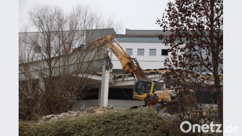 Vom oberen Parkdeck ist nur noch ein Teil der Absturzsicherung übrig. Bild: cog