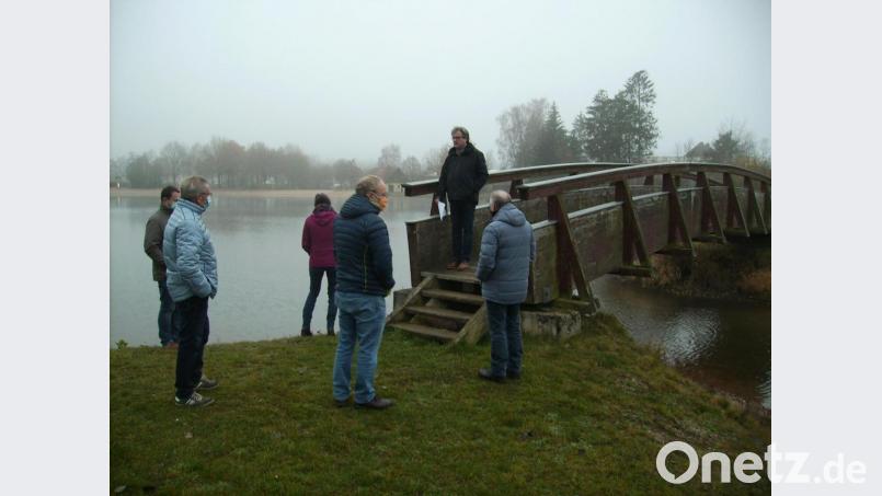 Nicht vordringlich ist aus Sicht des TÜV ein Ersatzneubau für den Steg am Kiesibeach: Die Gutachter bemängelten bei einem Ortstermin des Bauausschusses nur geringfügige Alterungsschäden. Bild: bjp