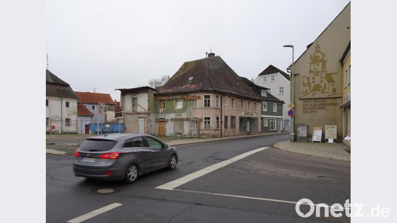 Das Haas-Haus in Pfreimd (links Straßenseite) wird aufwändig saniert. Umbaumaßnahmen in vergangenen Zeiten haben dem Gebäude statisch geschadet. Bild: hm