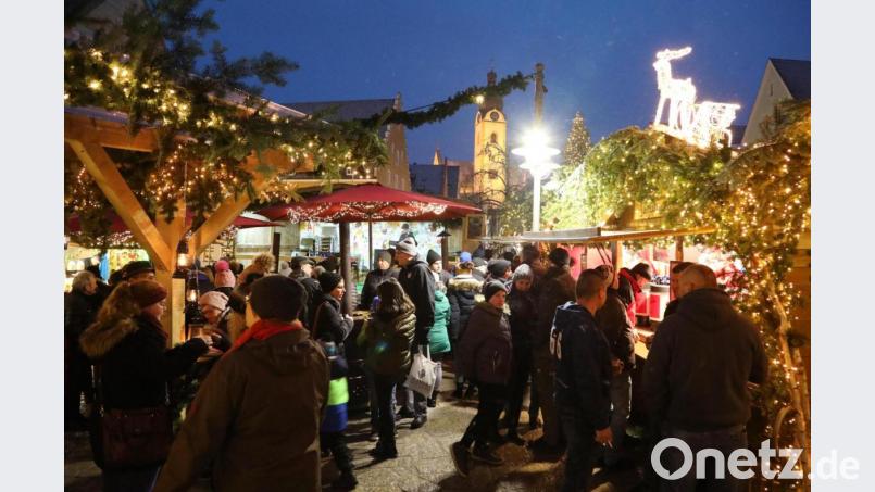 Die Stimmung auf dem Schwandorfer Weihnachtsmarkt lebte in den vergangenen Jahren auch von der kuscheligen Enge am unteren Markt. Das ist in Pandemie-Zeiten unmöglich. Die Veranstalter sagten den Markt ab. Archivbild: Gerhard Götz