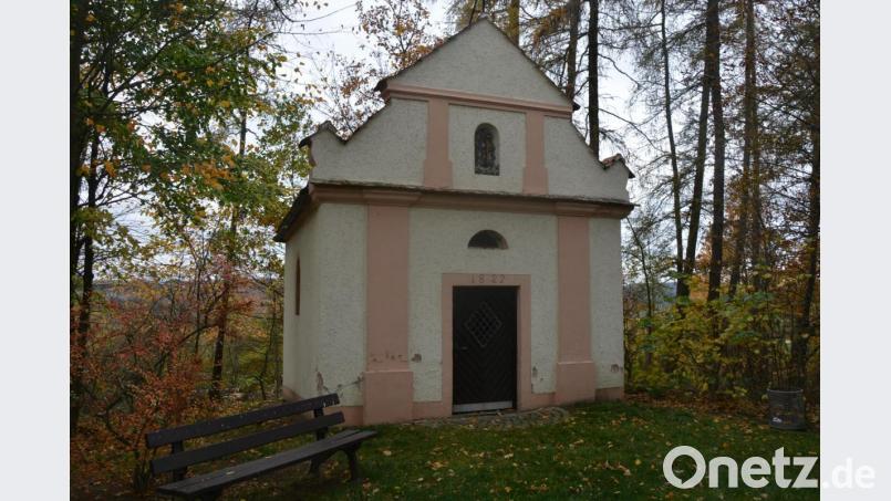 Am Freitag, 4. Dezember, wird ein Adventsfenster auch an der Kalvarienbergkapelle erstrahlen. Die Aktion „Lebendiger Adventskalender“ findet heuer zum zehnten Mal in Konnersreuth statt. Bild: jr