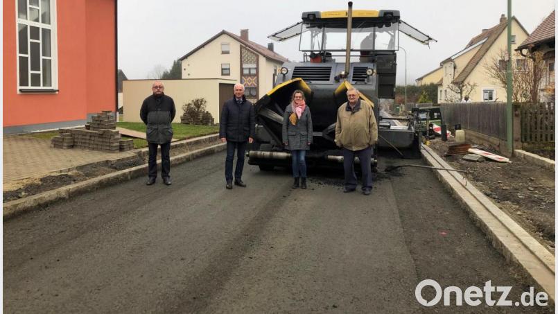 Horst König vom Büro für Bautechnik König (von links), Bürgermeister Peter König, Katrin Bayer von der Verwaltungsgemeinschaft Neusorg und Gerhard Fröhlich vom Ingenieurbüro für Tiefbautechnik überzeugten sich von der fachgerechten Ausführung der Bauarbeiten in der Quellenstraße. Bild: öt