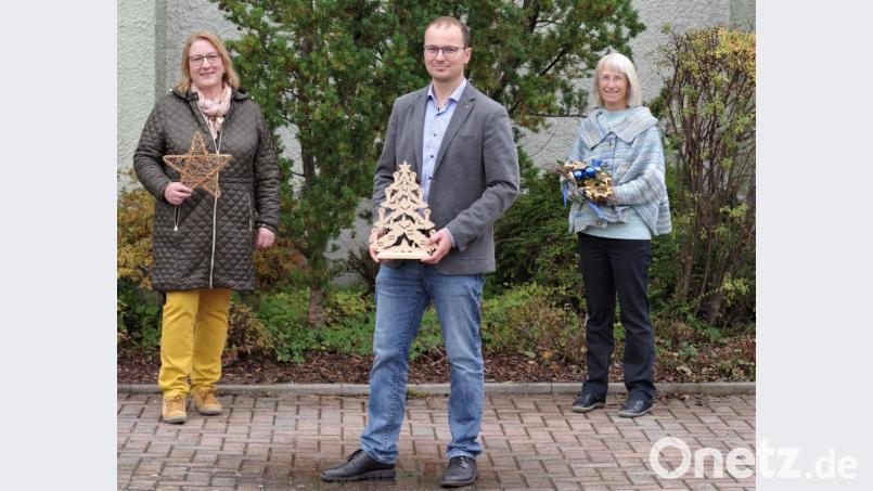 Die Alleinlebendenweihnacht, die dieses Jahr von der Caritas verantwortet wird, muss ausfallen. Elisabeth Hirn, Allgemeine Sozialberatung der Caritas, Daniel Bronold, Geschäftsführer des Caritas-Kreisverbandes, und Dagmar Deutschländer von der Kirchlichen Allgemeinen Sozialarbeit der Diakonie Weiden wollen trotzdem ein positives Signal senden. Bild: Hirn/exb