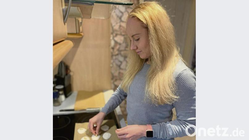 Die Mitterteicherin Jana Zottmeier backt in der Vorweihnachtszeit leidenschaftlich Plätzchen. Bild: Zottmeier