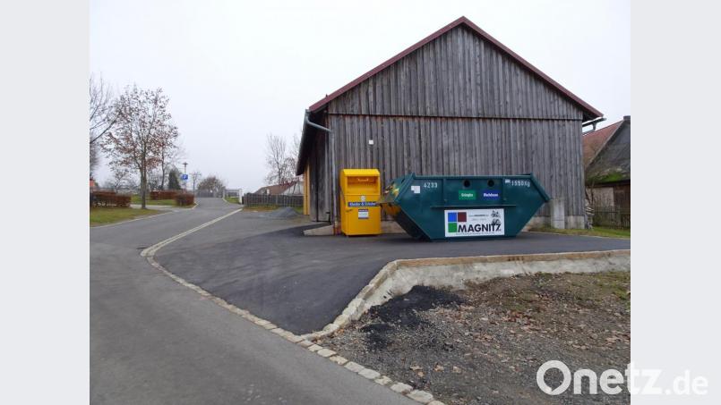 Am alten Bauhof im Gebiet &quot;Am Kirchberg&quot; ist jetzt neben dem Behälter für Glas ein weiterer Container (links) für Kleider und Schuhe aufgestellt worden. Bild: kro
