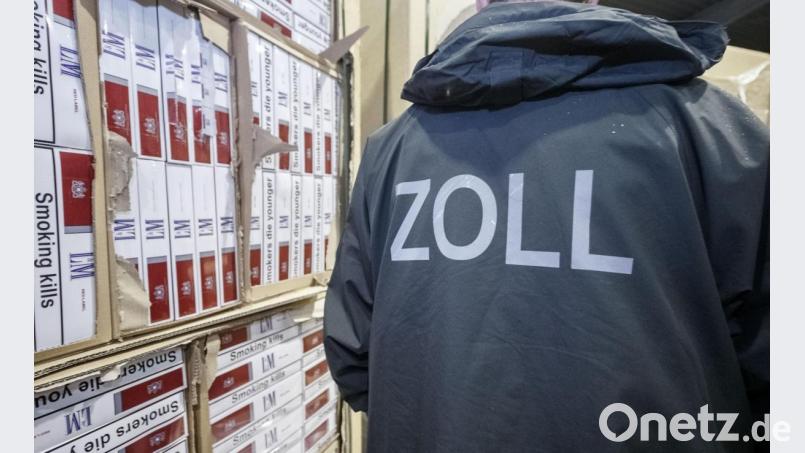 100 Stangen Zigaretten – hier ein Symbolbild – schmuggelte ein Lastwagenfahrer in den Staukästen seines Fahrzeuges. Symbolbild: Markus Scholz/dpa
