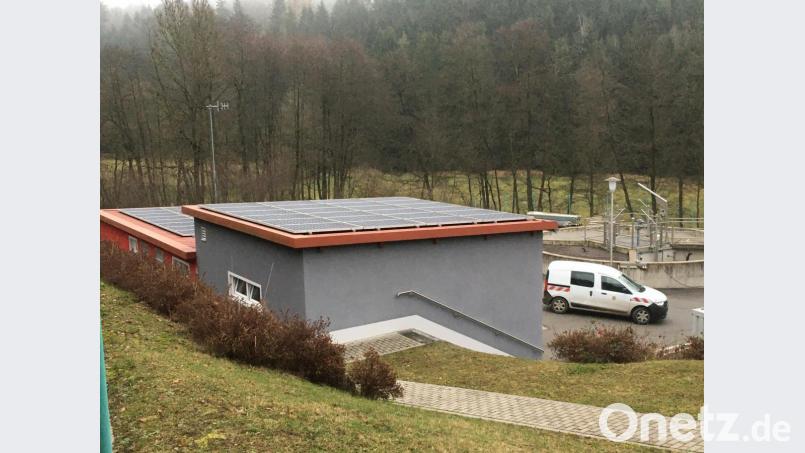 Die Photovoltaik-Anlage auf dem Kläranlagen-Gebäude in Michldorf ist mehr oder weniger ein Reinfall. Der Hersteller hat offenbar falsch berechnet, die Anlage hat bisher erst ein einziges Mal die Prognose des Herstellers erreicht. Bild: Eichl