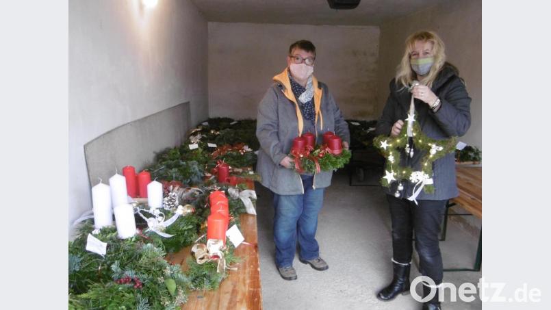 Ursula Müller (links) und Luise Köllner mit einem Teil der Adventkränze. Bild: rgl
