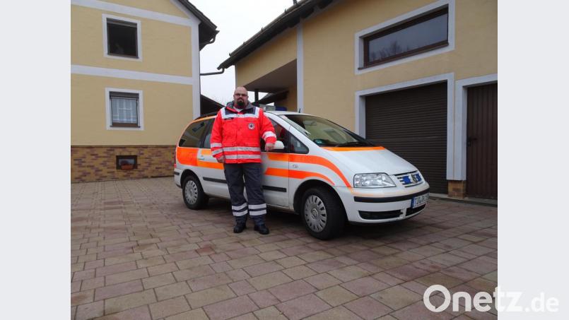 Tobias Plonner vor dem eigenen Einsatzfahrzeug der Helfer-vor-Ort in Bad Neualbenreuth. Bild: rti