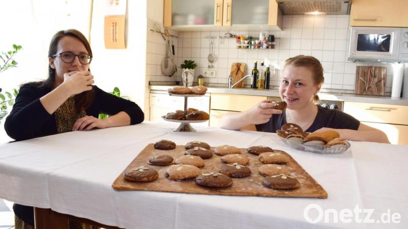 Verkostung mit Abstand: Elisabeth (links) und Lena wagten sich an ein besonders klassisches Weihnachtsgebäck – die Elisenlebkuchen. Bild: scm