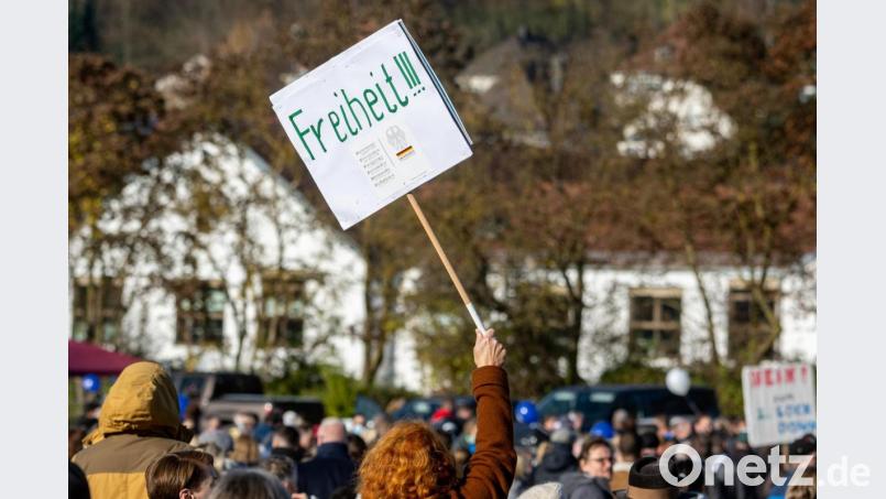 Eine Teilnehmerin der „Querdenken“-Demonstration in Regensburg. Bild: Armin Weigel