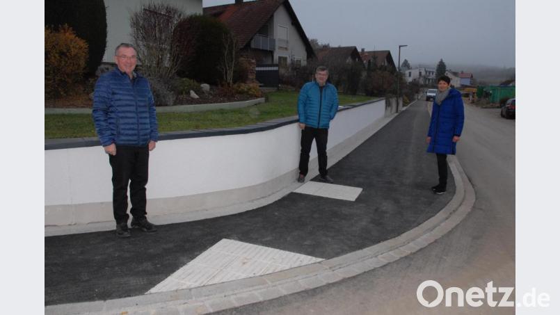 Bürgermeister Peter Braun (Mitte) sowie die beiden Inklusionsbeauftragten Karl Bauer und Michaela Meyer stellen das taktile Leitsystem für Sehbehinderte in der Harschhofer Straße in Schmidmühlen vor. Bild: pop