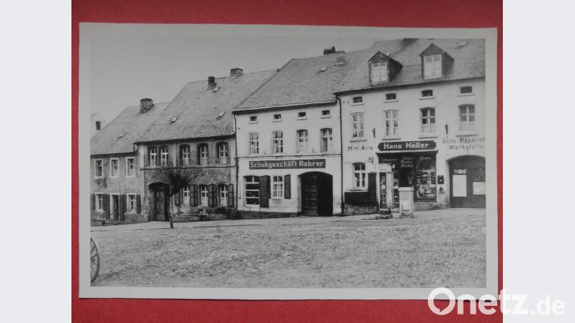 Karlsplatz 1950er Jahre: Für die Pflasterung neben der Durchgangsstraße waren Kieselsteine verwendet worden, zwischen denen sich sogar leichter Graswuchs entwickelte. Bild: rn