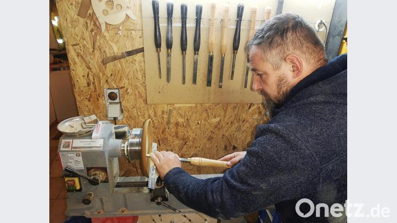 Es erfordert räumliche Vorstellung, Erfahrung und Feingefühl, um aus einem groben Stück Holz eine Schale entstehen zu lassen. Marco Zimmermann hat all das. Bild: ld
