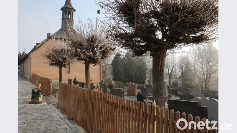 Ein Holzzaun trennt aktuell den Friedhof von der Straße Bild: kro