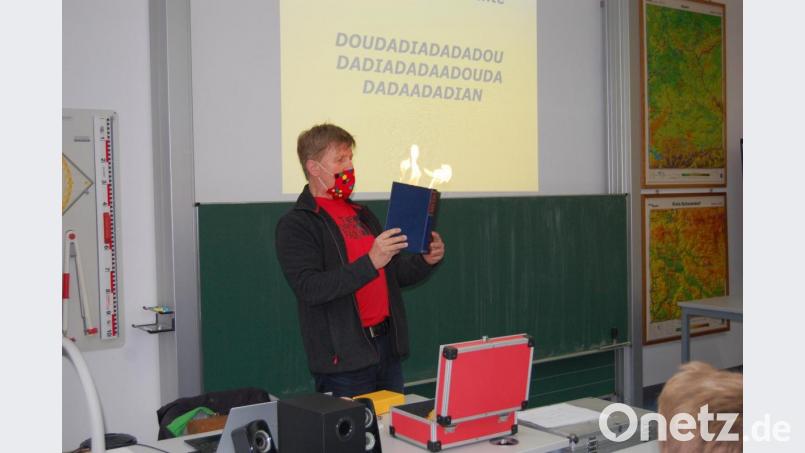 Am Ende seines Vortrags griff Franz Probst in seine Zauberkiste und plötzlich schlugen Flammen aus einem Buch. Bild: Eisenbarth-Mittelschule Oberviechtach/exb