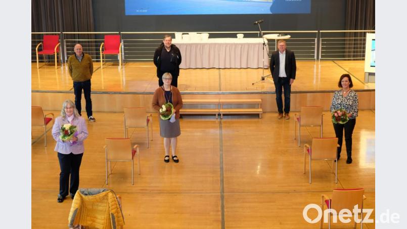 Ehrung für 40 Jahre im Öffentlichen Dienst (von links): Jutta Gillitzer, Michael Berschneider, Angelika Birkmüller, Wolfgang Jobst, Oberbürgermeister Michael Cerny und Sibylle Malich. Bild: Susanne Schwab, Stadt Amberg/exb