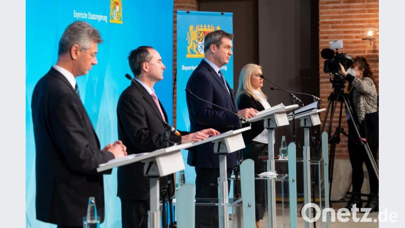 Kultusminister Michael Piazolo (von links,, Freie Wähler), Wirtschaftsminister Hubert Aiwanger (Freie Wähler), MInisterpräsident Markus Söder (CSU) und Gesundheitsministerin Melanie Huml (CSU) verkünden die neuen bayerischen Corona-Regeln. Bild: Sven Hoppe/dpa