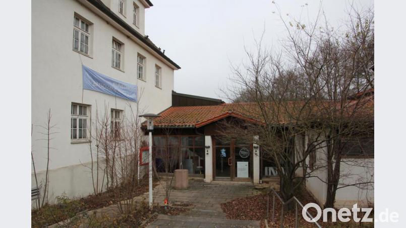 Die Verbindung zwischen Badehalle und Schule mit dem früheren Eingang wird abgebrochen. Bild: kro