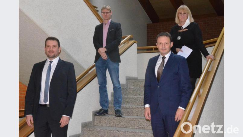 Das Rathaus präsentiert den neuen Wirtschaftsförderer der Stadt Weiden (von links) Fabian Liedl, Stefan Rögner, Oberbürgermeister Jens Meyer und Cornelia Taubmann. Bild: uz