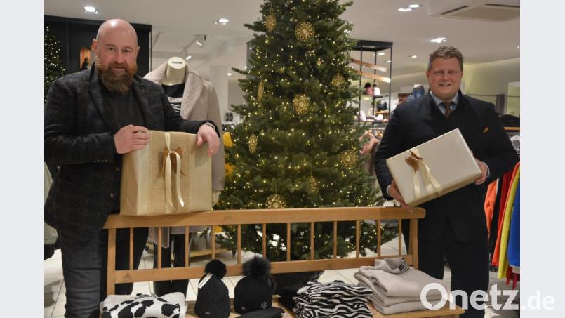 Bürgermeister und Gewerbefördervereinsvorsitzender Stefan Grillmeier (rechts) und stellvertretender Gewerbefördervereinsvorsitzender Holger Paschedag laden am 5. Dezember zum „Weihnachts-Shopping“ in die Mitterteicher Innenstadt ein. Bild: jr