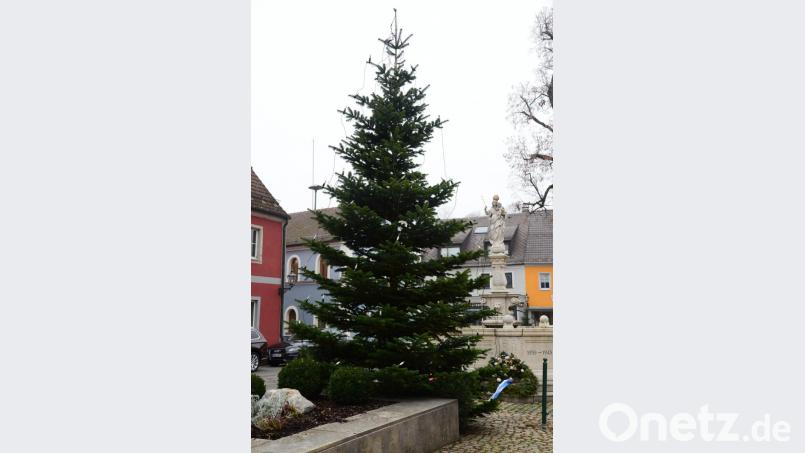 Der Christbaum auf dem Pleysteiner Marktplatz wartet auf die Erleuchtung. Bild: bey