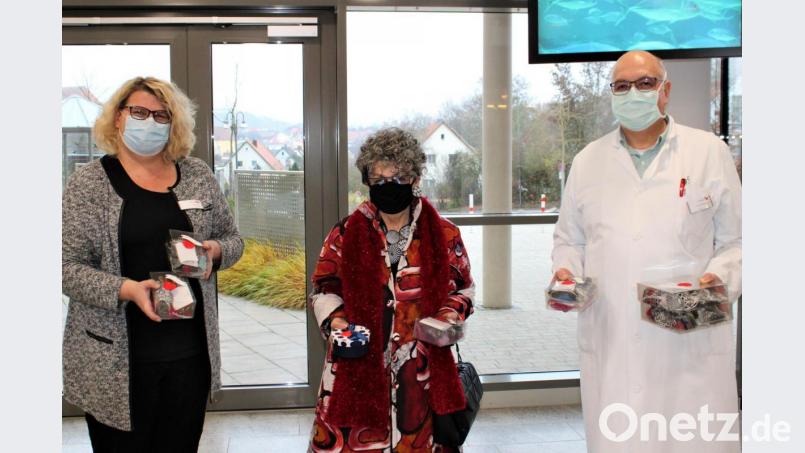 Christl Pelikan-Geismann (Mitte) fertigte 850 Herzen für Krankenhaus-Mitarbeiter. Darüber freuten sich Pflegedirektorin Sabine Hirsch (links) und Chefarzt Dr. Walter Luyken (rechts). Bild: exb