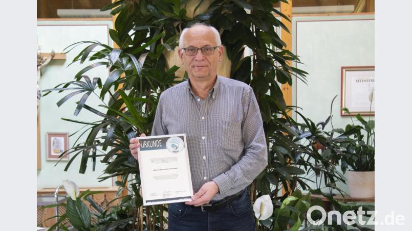 Betriebsratsvorsitzender bei Witron Anton Adam freut sich über das Siegel „Helferfreundliches Unternehmen“, welches das Parksteiner Familienunternehmen für die Unterstützung seiner Mitarbeiter mit Ehrenämtern bekam. Bild: Witron