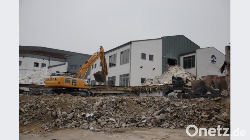 Aus dem oberen Stockwerk des ehemaligen Einkaufszentrums ergießt sich ein Strom von Schutt und mischt sich mit den Haufen, die auf dem oberen Parkdeck vor dem früheren Netto-Supermarkt liegen. Bild: cog