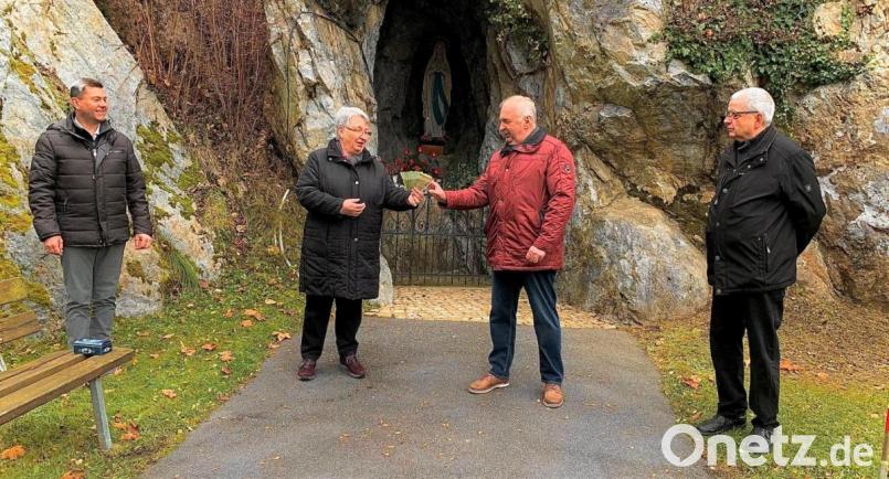 Stammtischpräsidentin Edeltraut Höhne überreicht die Spende an den Vorsitzenden der Kinderkrebshilfe, Herbert Putzer. Links Bürgermeister Rainer Rewitzer, rechts Wolfgang Höhne. Bild: tu