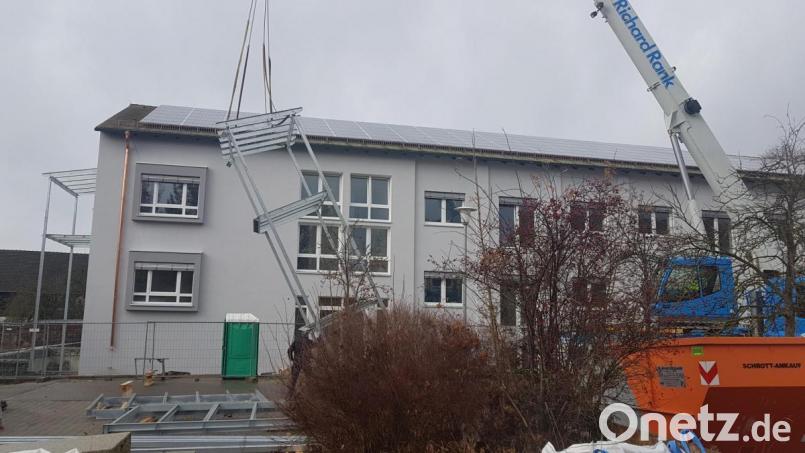 Eine Firma aus Weiden installiert die acht Balkone des neuen Mietshauses in Moosbach. Ohne Kran und Hebebühne geht da natürlich nichts. Bild: gi