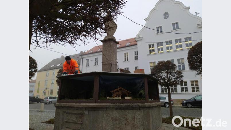 Mitarbeiter des Stadtbauhofs haben die Krippenkästen am Donnerstag auf den Brunnen am Basilikaplatz gesetzt. Bild: Stadt Waldsassen/exb