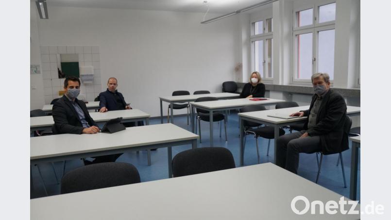 Bürgermeister Rudolf Teplitzky, Oberstudiendirektor Ludwig Pfeiffer, Rektorin Christine Schneider, Rektor Werner Winderl (von links) und Studiendirektor Thomas Schiller (nicht im Bild) treffen sich regelmäßig an der Doktor-Eisenbarth-Mittelschule, um sich über Corona-Maßnahmen zu beraten. Bild: wel