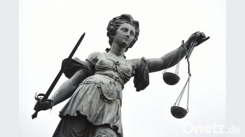 Eine Bronzestatue der Justitia steht in Frankfurt am Main. Symbolbild: Arne Dedert